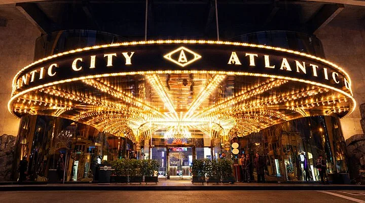 Entrada iluminada del casino Atlantic City con cientos de bombillas encendidas en la marquesina