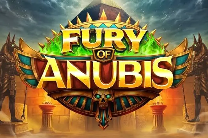 Logotipo de Fury of Anubis con letras doradas, llamas verdes y dos estatuas de Anubis a los lados