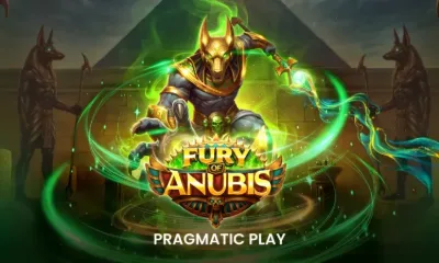 Arte promocional de Fury of Anubis de Pragmatic Play con el dios Anubis y fuego verde
