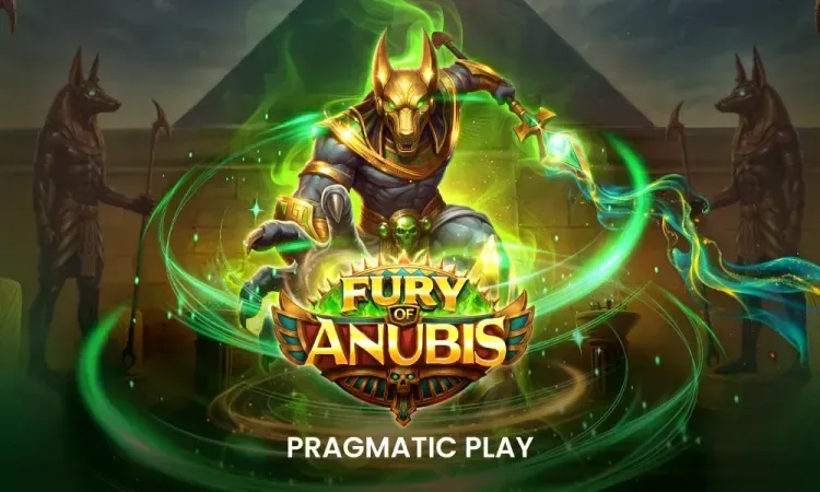 Anubis con armadura y cetro rodeado de fuego verde frente a una pirámide, arte promocional de Pragmatic Play