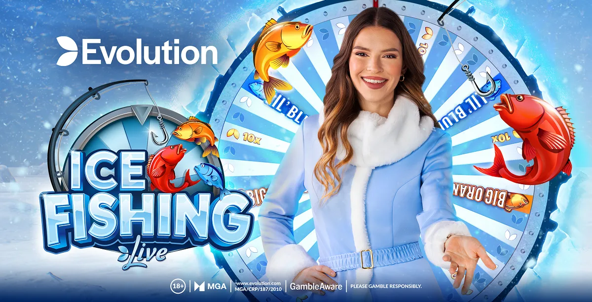 Presentadora de Ice Fishing Live junto a la rueda con peces de colores y el logotipo de Evolution